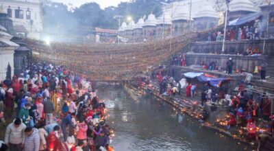 पशुपतिनाथ मन्दिर परिसरमा शतबीज छर्दै भक्तजनहरु (तस्विरहरु)