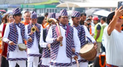 चिनियाँ पर्यटकलाई बाजागाजासहित स्वागत (तस्विरहरु)